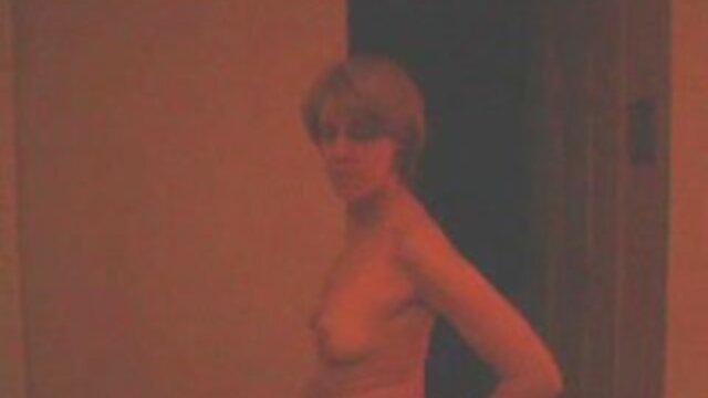 Sexo sem registo  Natty Blue seduz bareback GJ filme pornô com anão